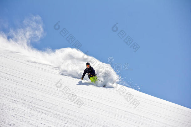 滑雪者在深粉，极端自由行