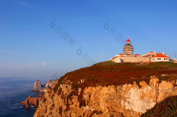 欧洲大陆最西点的岩石海岸，位于葡萄牙的罗卡湖