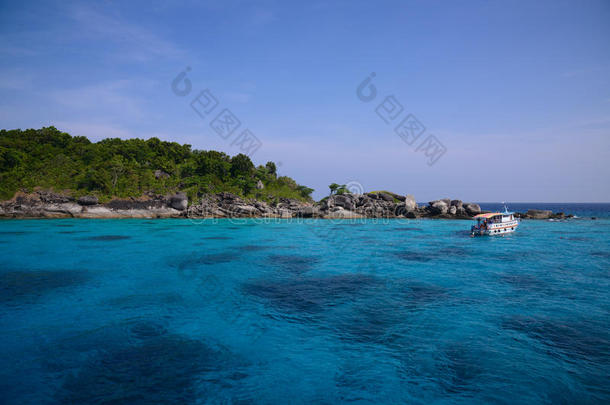 美丽的海洋和热带岛屿，清澈的海水