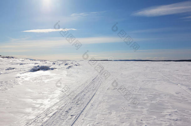 一直延伸到地平线的雪地车小道