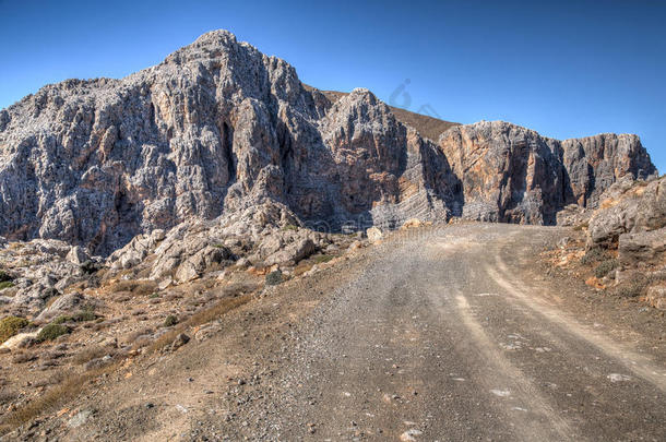 山路穿过崎岖的岩石峭壁