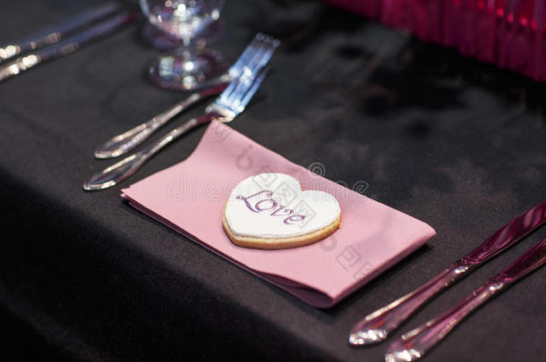 为婚礼或活动派对而设的粉红色雅致桌子。