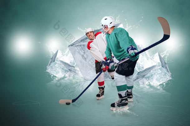 两名冰球运动员，背景为冰块