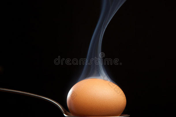 <strong>用勺子</strong>包着烟的棕色鸡蛋