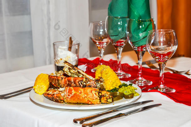 龙虾和蔬菜，餐馆的晚餐