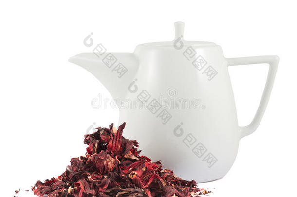 陶瓷茶壶旁边的一堆茶叶被隔离