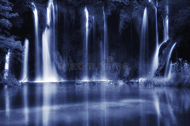 美丽的瀑布，艺术色调的照片