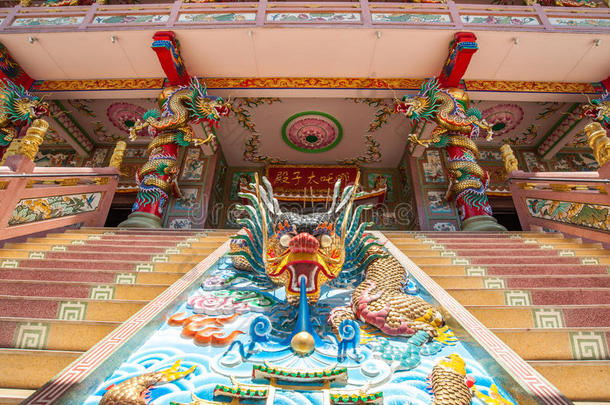 中华龙像位于中华民族寺庙，是展示中国建筑的美丽景点