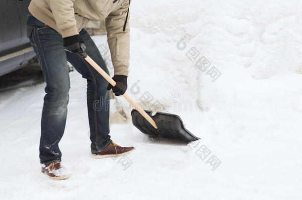 男子从车道铲雪特写