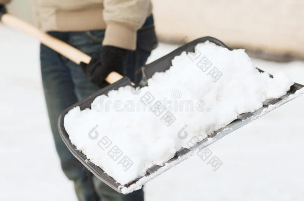 男子从车道<strong>铲雪</strong>特写