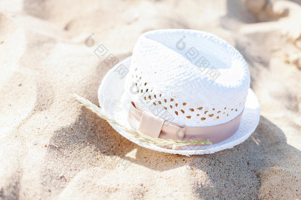 沙滩上躺在沙滩上的白色草帽