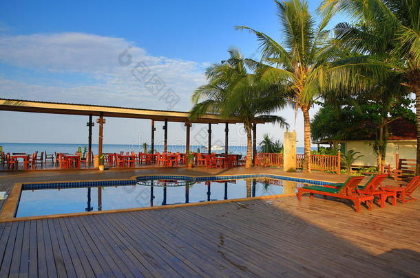 酒店庭院、游泳池和树木、phra <strong>ae</strong>海滩、ko lanta、泰国