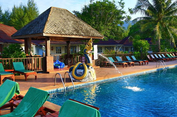 酒店庭院、游泳池和树木、phra ae海滩、ko lanta、泰国