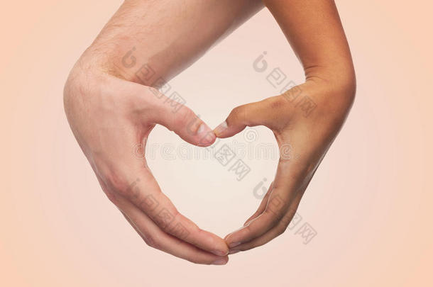 女人和男人的手显示心形