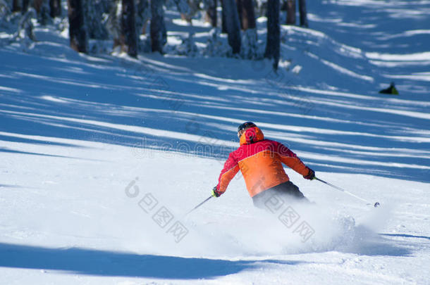 冬季滑雪女子男子滑雪下山，