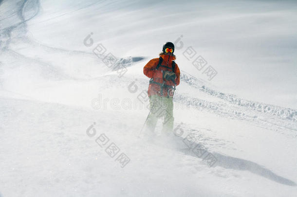 滑雪者在深粉，极端自由行