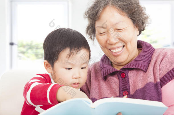 祖母和孙子正在一起读故事书