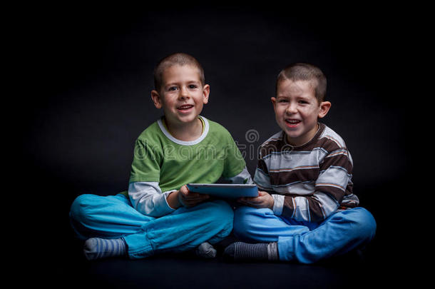 儿童使用电子平板电脑