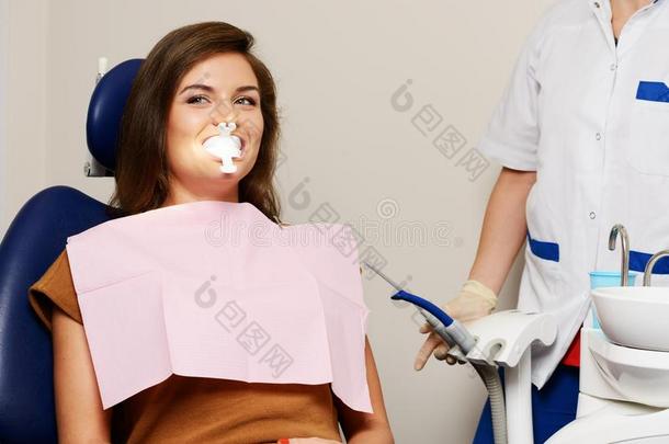 牙医美白牙齿