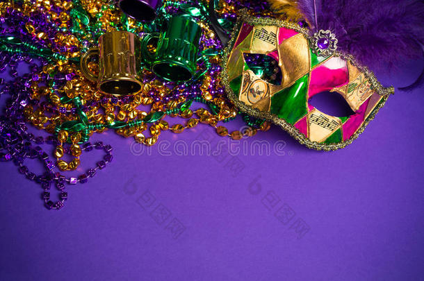 紫色背景上的狂欢节面具