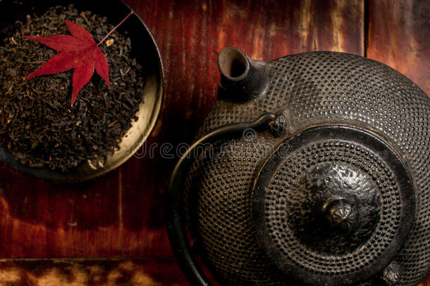 日本铁制茶壶和一堆茶叶。