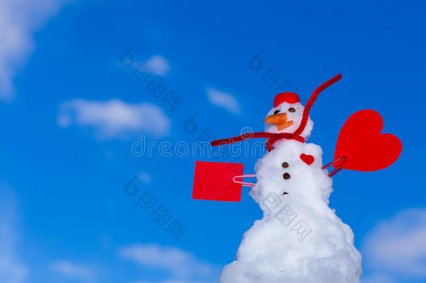 圣诞快乐小雪人红心纸牌户外。冬天。