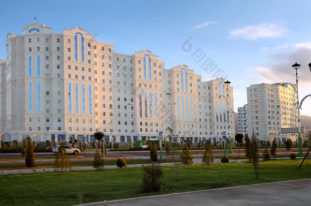 宽阔的林荫大道和一些新建筑。阿什哈巴德。土库曼斯坦。