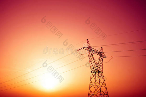 日落时的塔架和电线