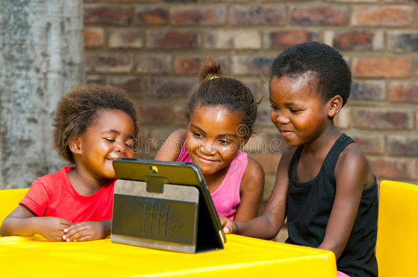 三个非洲小孩<strong>一起玩平板</strong>电脑。