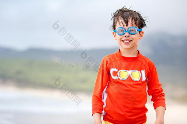 可爱的小男孩穿着蓝色<strong>泳镜</strong>在海滩上