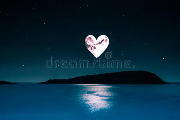 平静海面上心形月亮的浪漫画面