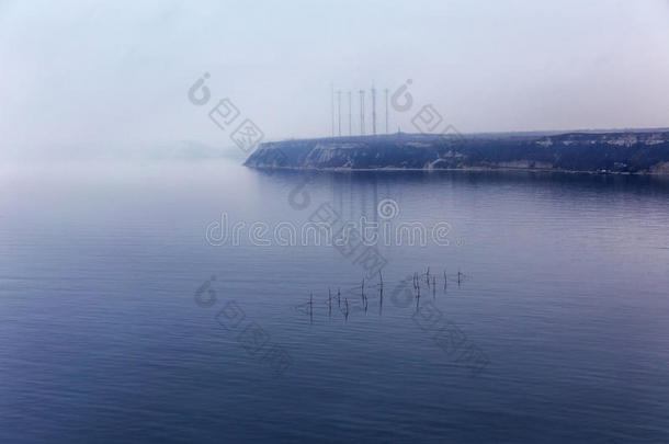 雾。具有薄膜<strong>颗粒效果</strong>的渔网海景。