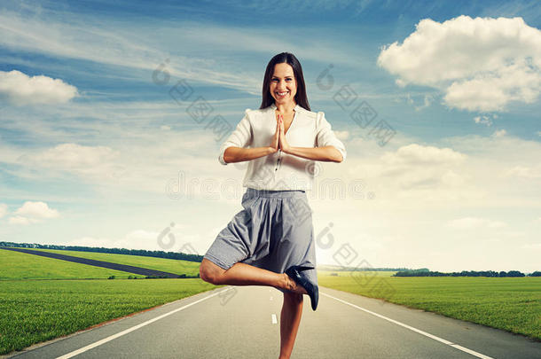 瑜珈姿势的女人站在路上