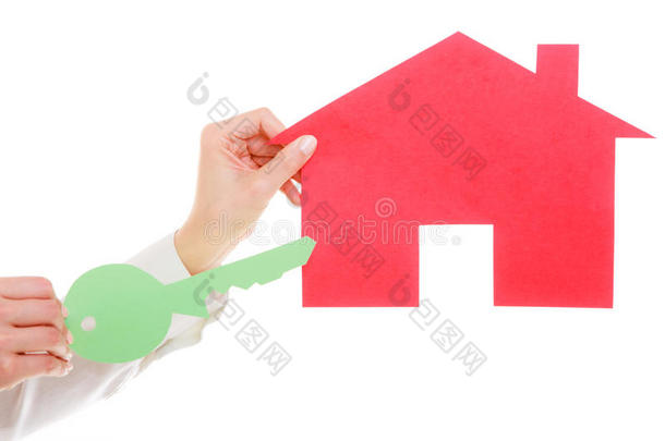 女商务房地产经纪人拿着红纸房子钥匙