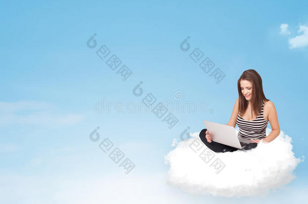 年轻女子拿着笔记本电脑坐在云端，有复印空间