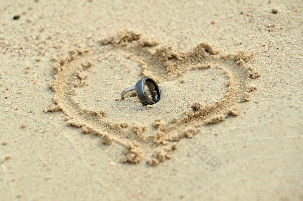 心形沙滩上的结婚戒指