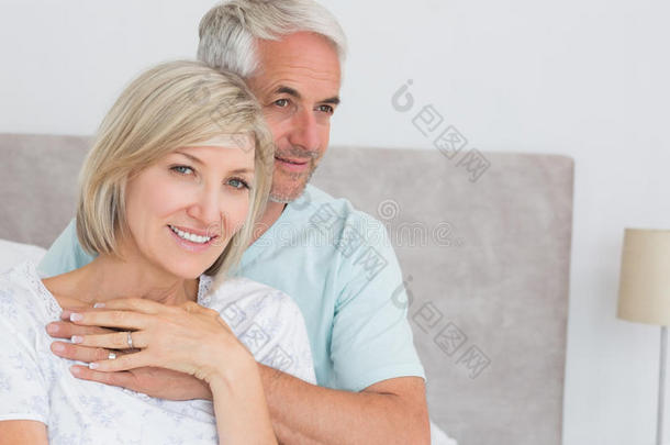 一对<strong>相亲相爱</strong>的成熟夫妇在床上的画像