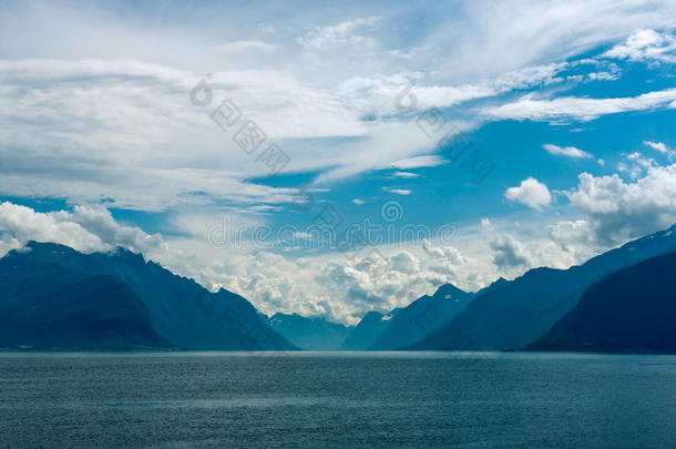 山色朦胧，天空多云的峡湾景色