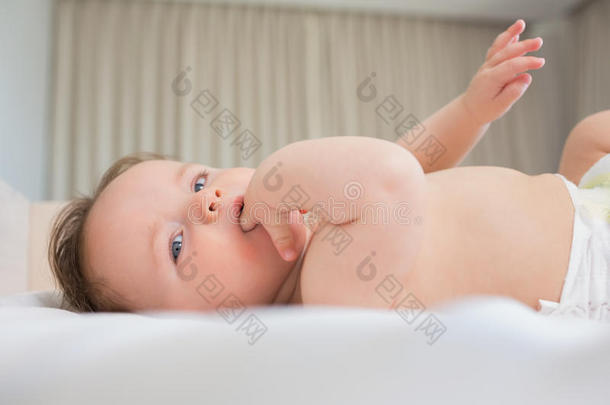 婴儿用手指躺在婴儿床上