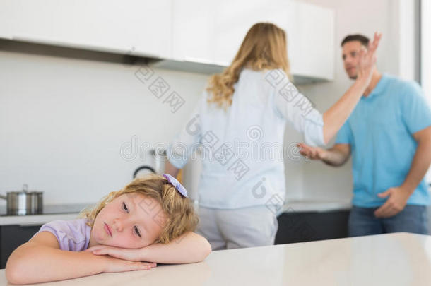 <strong>父母吵架</strong>时无聊的女孩倚在桌子上