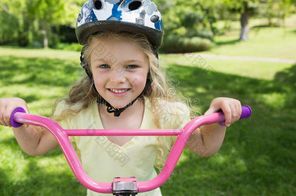公园里骑自行车的小女孩特写