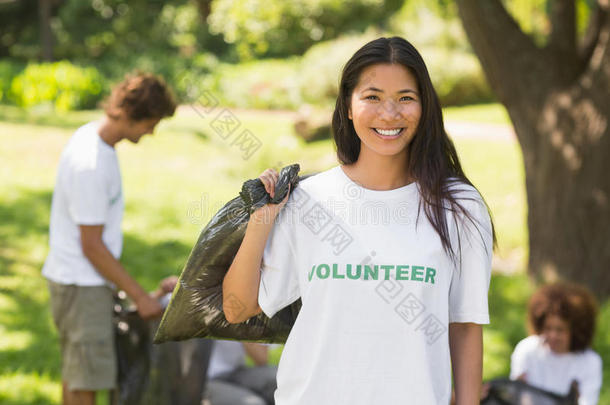一队志愿者在公园里捡垃圾