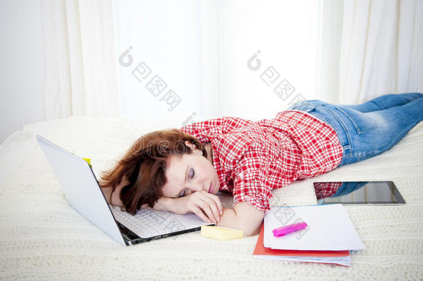 红头发的学生在学习时也在笔记本上睡觉