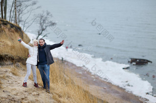 欣赏海边美景的年轻夫妇