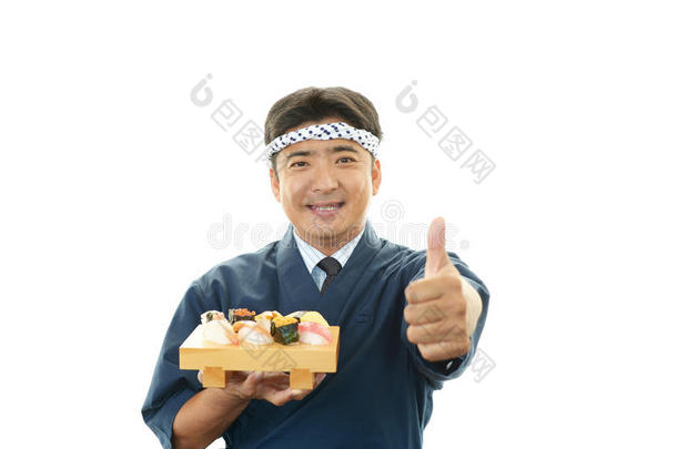 微笑的<strong>寿司厨师</strong>竖起大拇指