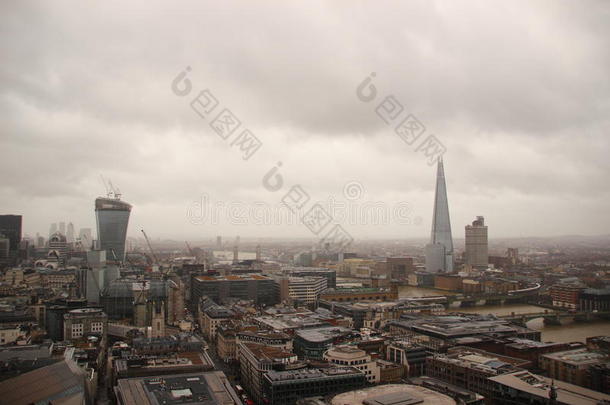 潮湿的伦敦全景图上的黑暗天空和雨水