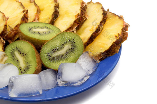 蓝盘上加冰块的<strong>奇异果</strong>和菠萝片。
