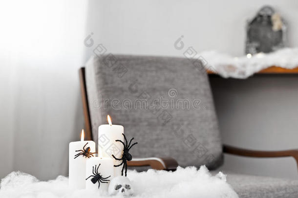 <strong>万圣节</strong>背景的灰色软垫椅子