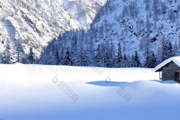 雪景山间小屋