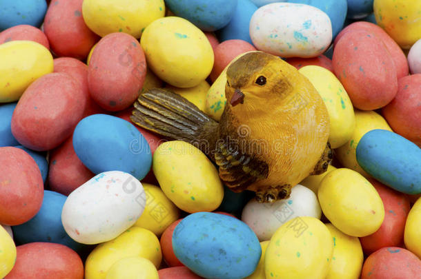 许多糖果复活节彩蛋围绕着<strong>一只小鸟</strong>。